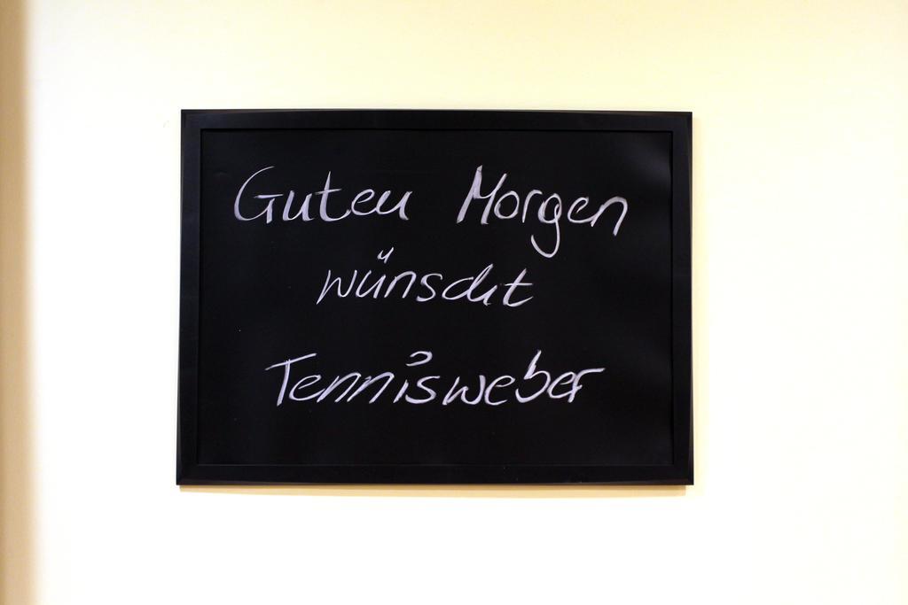Pension Tennisweber Schwechat Habitación foto