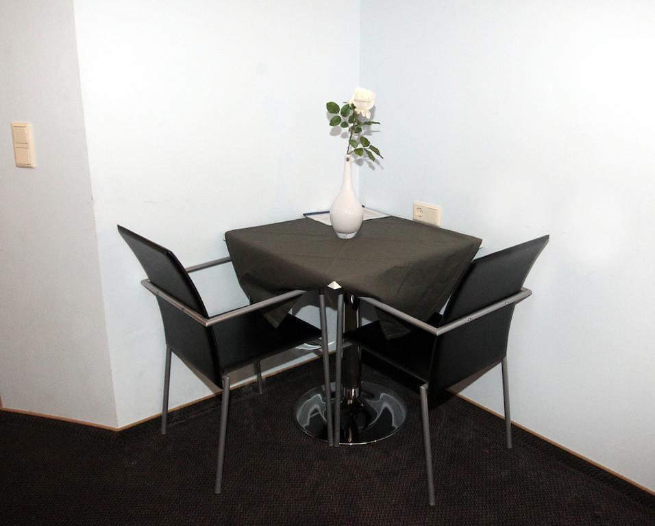 Pension Tennisweber Schwechat Habitación foto