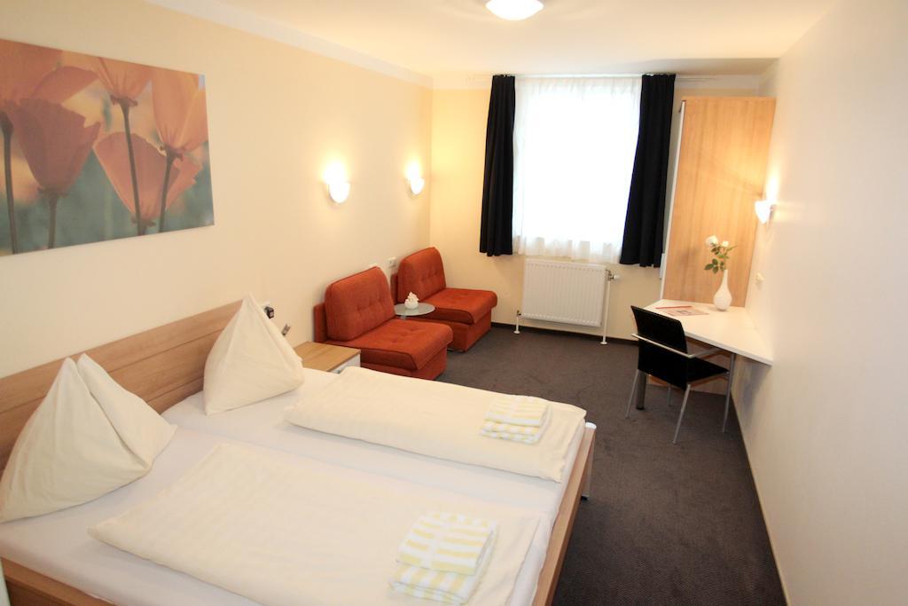 Pension Tennisweber Schwechat Habitación foto